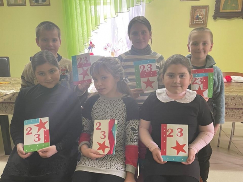 Воспитанники воскресной школы младшей группы подготовили подарки своим папам к празднику 23 февраля.